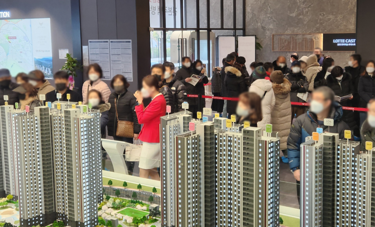 ▲방문객들이 ‘창원 롯데캐슬 포레스트’ 견본주택을 둘러보고 있다 (사진제공=롯데건설)
