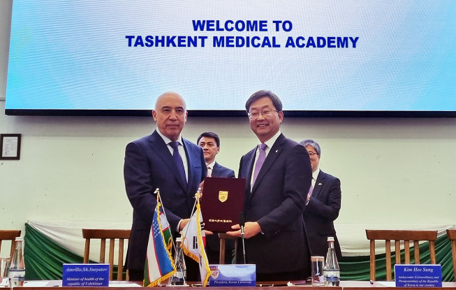 ▲(왼쪽부터) 이샤드마노프 타슈켄트 의과대학 총장과 정진택 고려대학교 총장이 협약식에서 기념사진을 촬영하고 있다. (사진제공=고려대학교의료원)