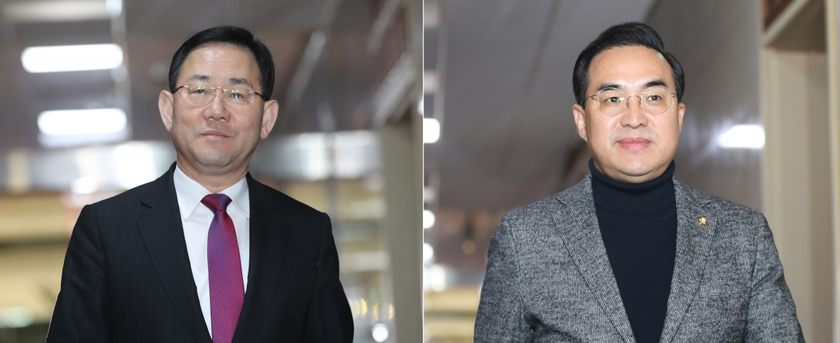 ▲주호영(왼쪽) 국민의힘 원내대표와 박홍근 더불어민주당 원내대표가 22일 오전 김진표 국회의장과의 회동을 위해 각각 서울 여의도 국회의장실로 향하고 있다.  (국회사진기자단)