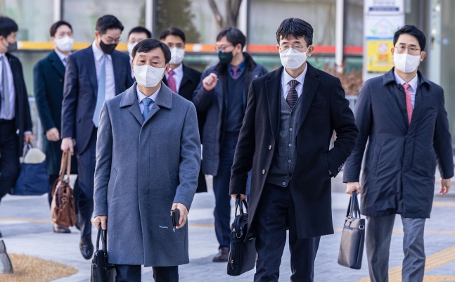 ▲ 22일 오전 서울동부지방법원에서 이수만 전 SM 총괄 프로듀서가 법원에 낸 SM 신주·전환사채 발행금지 가처분신청 심문에 이 전 총괄을 대리하는 법무법인(유한) 화우 변호인단이 법정으로 향하고 있다. (연합뉴스)