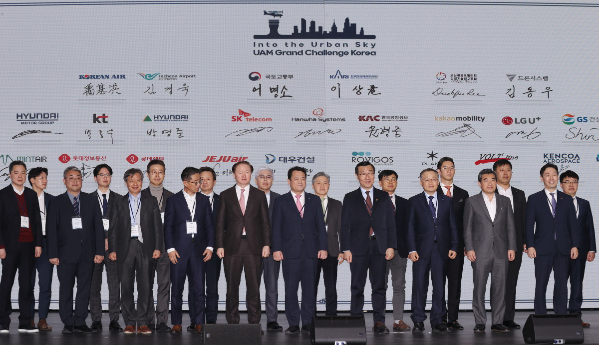 ▲22일 서울 용산구 그랜드하얏트호텔에서 열린 국토교통부 한국형 도심항공교통 실증사업 'K-UAM 그랜드챌린지' 1단계 협약식에서 어명소 국토교통부 제2차관과 참여 기업 대표들이 기념촬영을 하고 있다. (연합뉴스)
