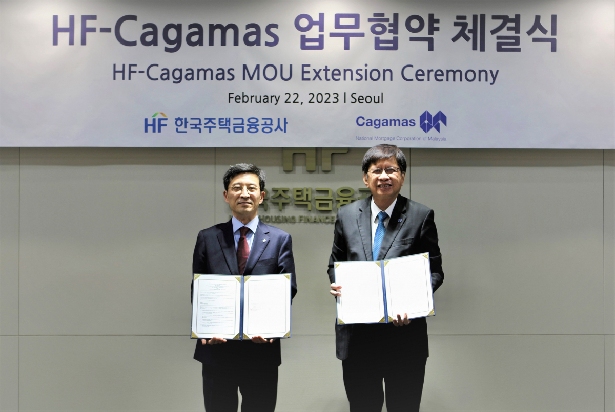 ▲최준우 주택금융공사 사장(왼쪽), 다툭 정 차가마스 사장이 협약 체결 후 기념촬영을 하고 있다. (한국주택금융공사)