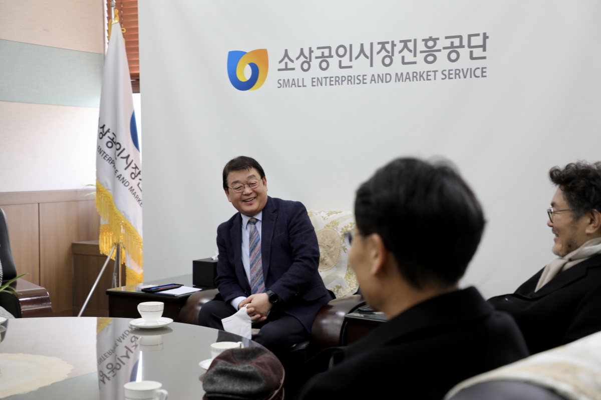 ▲22일 소상공인시장진흥공단 대전 본부에서 박성효 이사장이 신규 위촉된 윤리경영위원들과 차담을 나누고 있다. (사진제공=소상공인시장진흥공단)