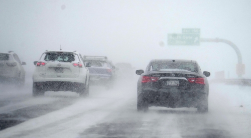 ▲미국 콜로라도에 22일(현지시간) 겨울폭풍이 몰아쳐 차량들이 도로를 조심히 달리고 있다. 콜로라도 스프링스(미국)/AP연합뉴스
