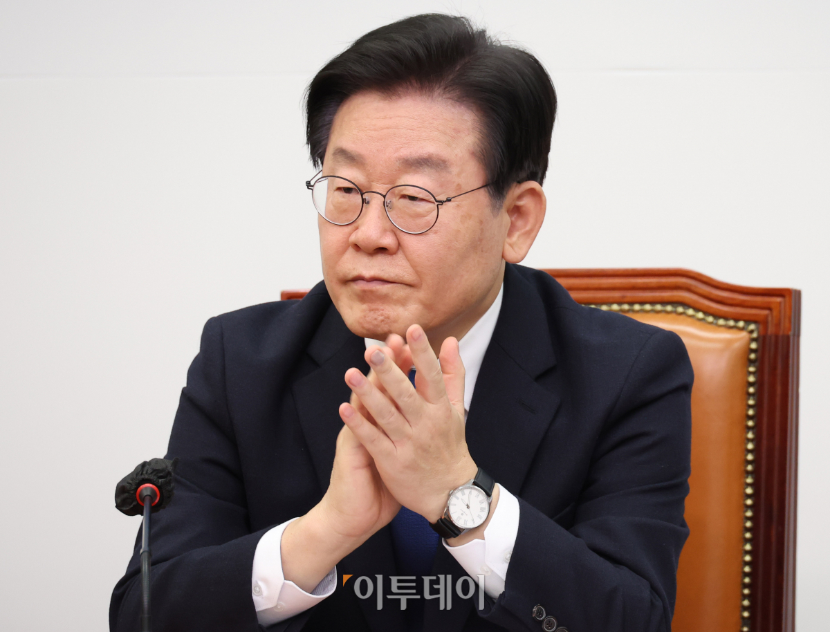 ▲더불어민주당 기본사회위원회 전체회의 및 임명장 수여식이 열린 14일 서울 여의도 국회에서 위원장을 맡은 이재명 대표가 박수를 치고 있다. 고이란 기자 photoeran@