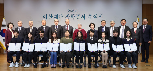 ▲정몽준 아산사회복지재단 이사장(뒷줄 왼쪽에서 여섯 번째)과 아산재단 관계자, 장학생들이 기념 사진을 촬영하고 있다. (사진제공=아산사회복지재단)