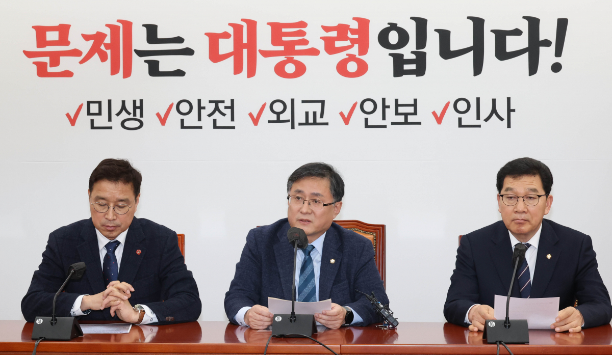 ▲더불어민주당 김성환 정책위의장이 23일 오후 국회 원내대표실에서 양곡관립법 관련 기자회견을 하고 있다. (연합뉴스)