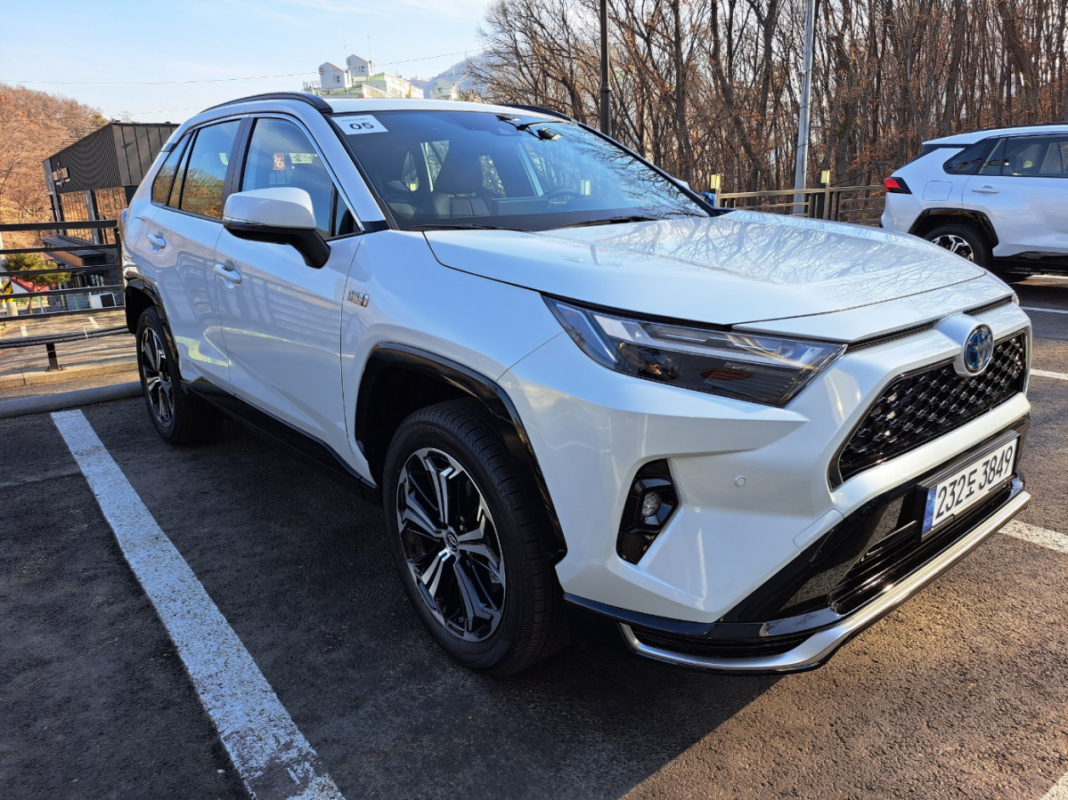 ▲RAV4 PHEV 정측면. 굴곡지고 직선적인 디자인이 스포티한 이미지를 자아낸다. (이민재 기자 2mj@)