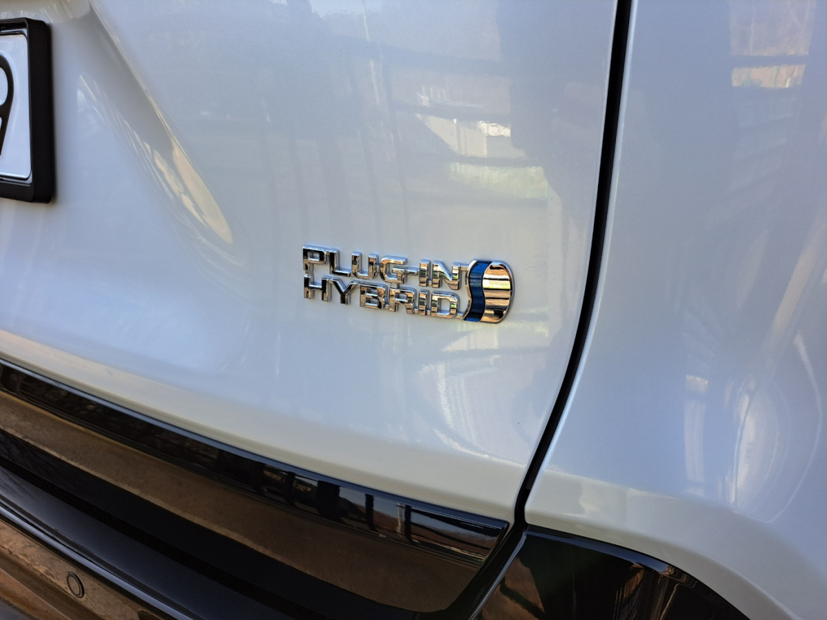 ▲RAV4 PHEV 후면에 부착된 '플러그인하이브리드' 엠블럼. (이민재 기자 2mj@)