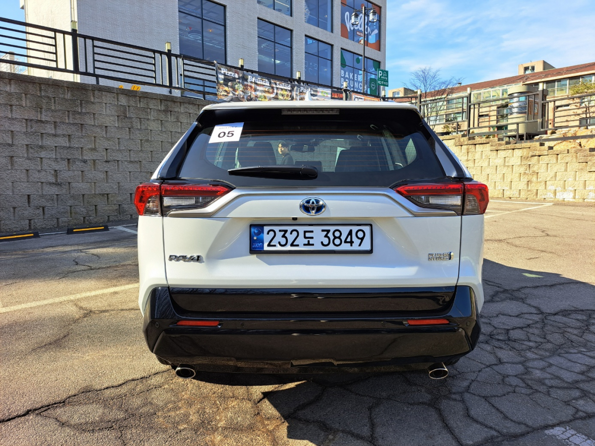 ▲RAV4 PHEV의 후면. 과하거나 독특한 부분 없이 깔끔한 인상이다 (이민재 기자 2mj@)