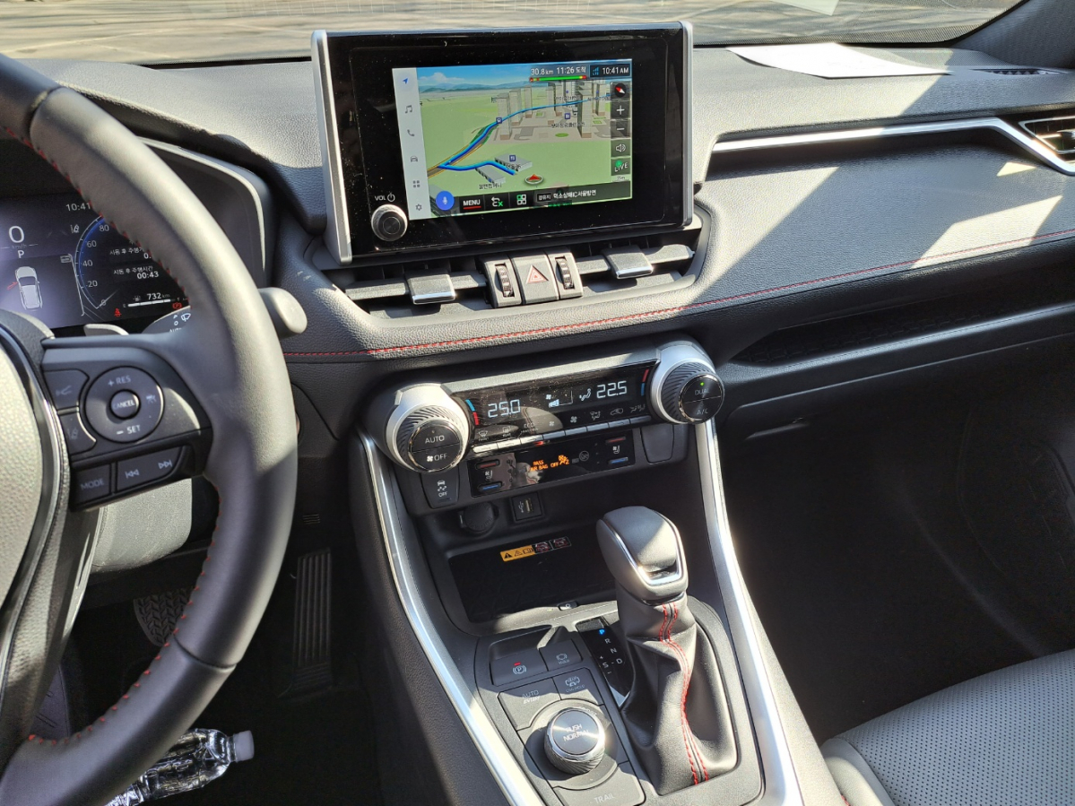 ▲RAV4 PHEV의 센터페시아. 디스플레이는 8인치에 머물러 있다. (이민재 기자 2mj@)