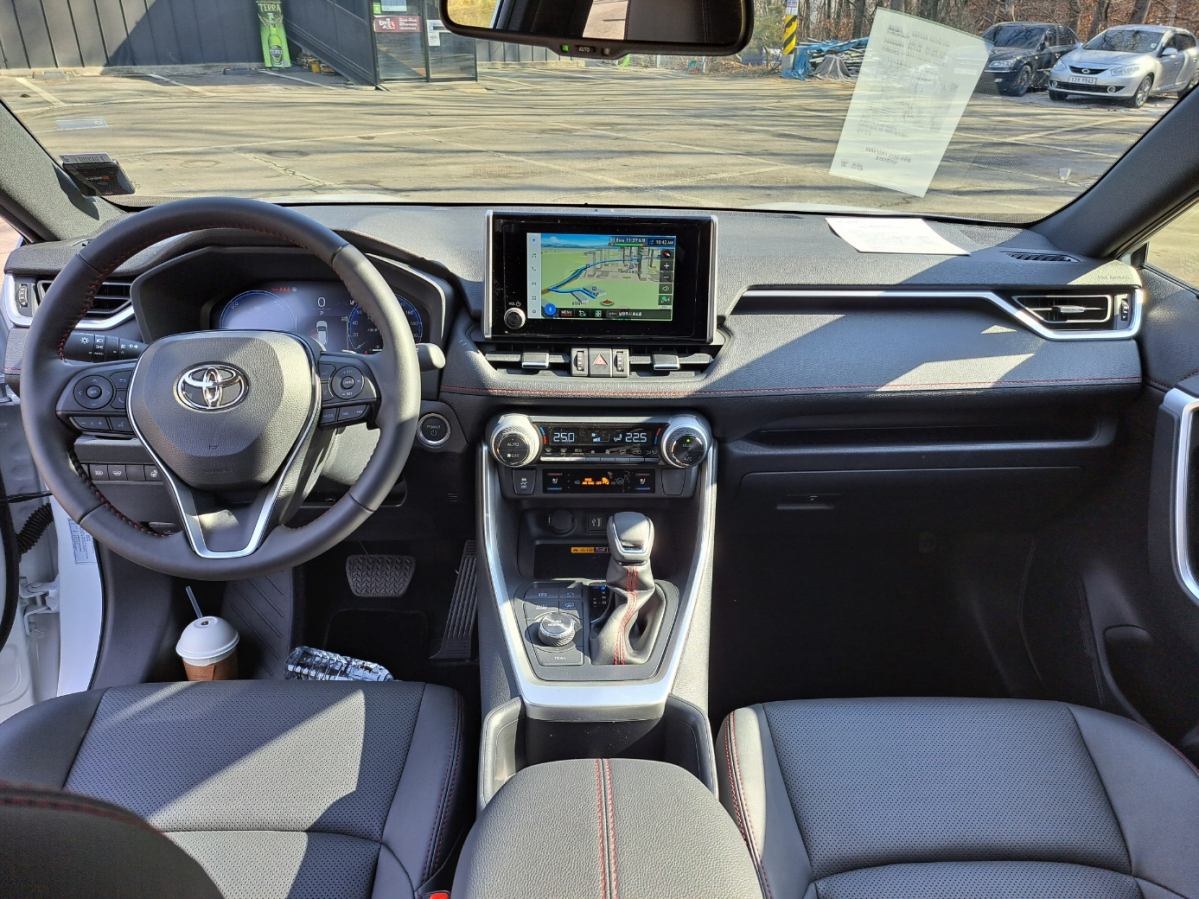 ▲RAV4 PHEV 1열 내부 디자인. 깔끔한 마감, 블랙 테마 인테리어가 차분하면서도 고급스럽다 (이민재 기자 2mj@)