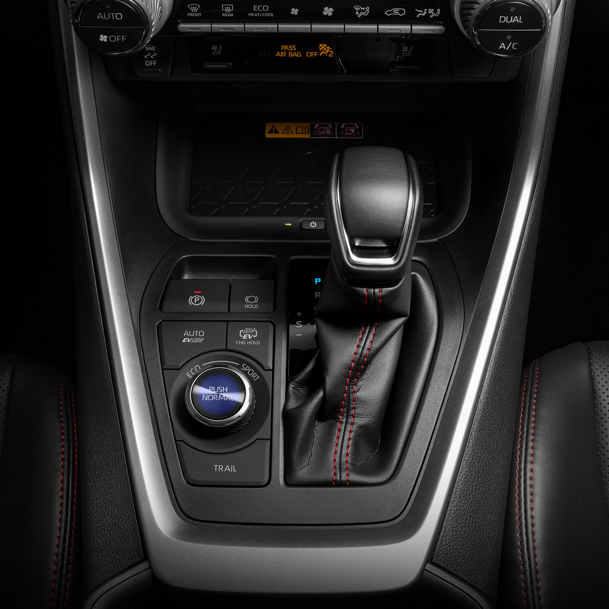 ▲기어 레버 좌측 주행 모드 선택 버튼을 통해 주행 모드를 변경할 수 있다 (사진제공=한국토요타자동차)