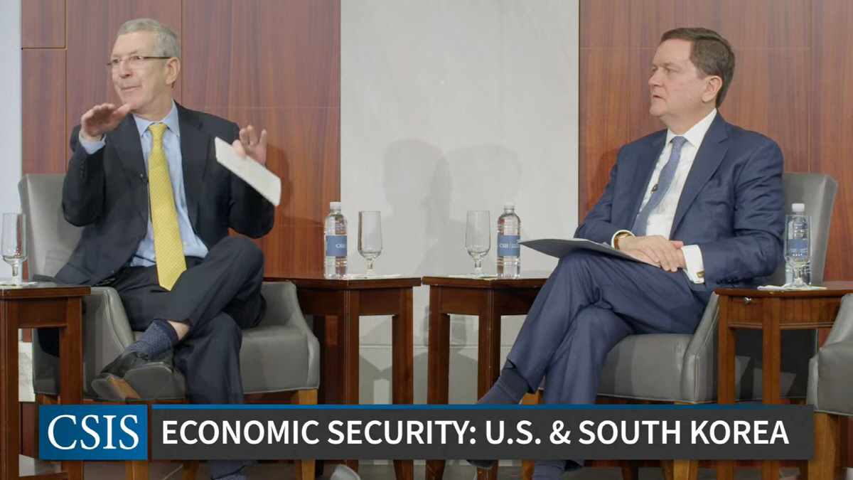 ▲앨런 에스테베스(왼쪽) 미국 상무부 산업안보 차관이 23일(현지시간) 한미경제안보포럼에서 대중 반도체 수출 유예에 관한 질문에 답변하고 있다. 출처 전략국제문제연구소(CSIS) 유튜브
