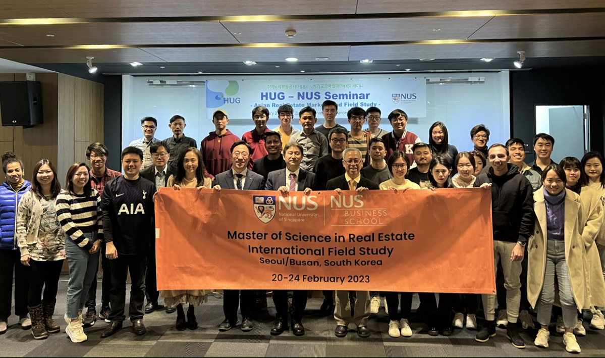 ▲23일 HUG 부산 본사에서 HUG 직원, 싱가포르국립대학교(NUS) 교수진 및 부동산 전공 대학원생들이 기념사진을 찍고 있다 (자료제공=HUG)