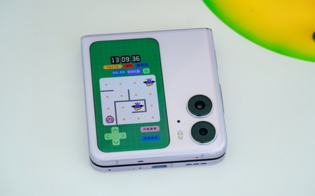 ▲중국 오포(OPPO)의 '파인드N2 플립' (출처=아이스유니버스 트위터)