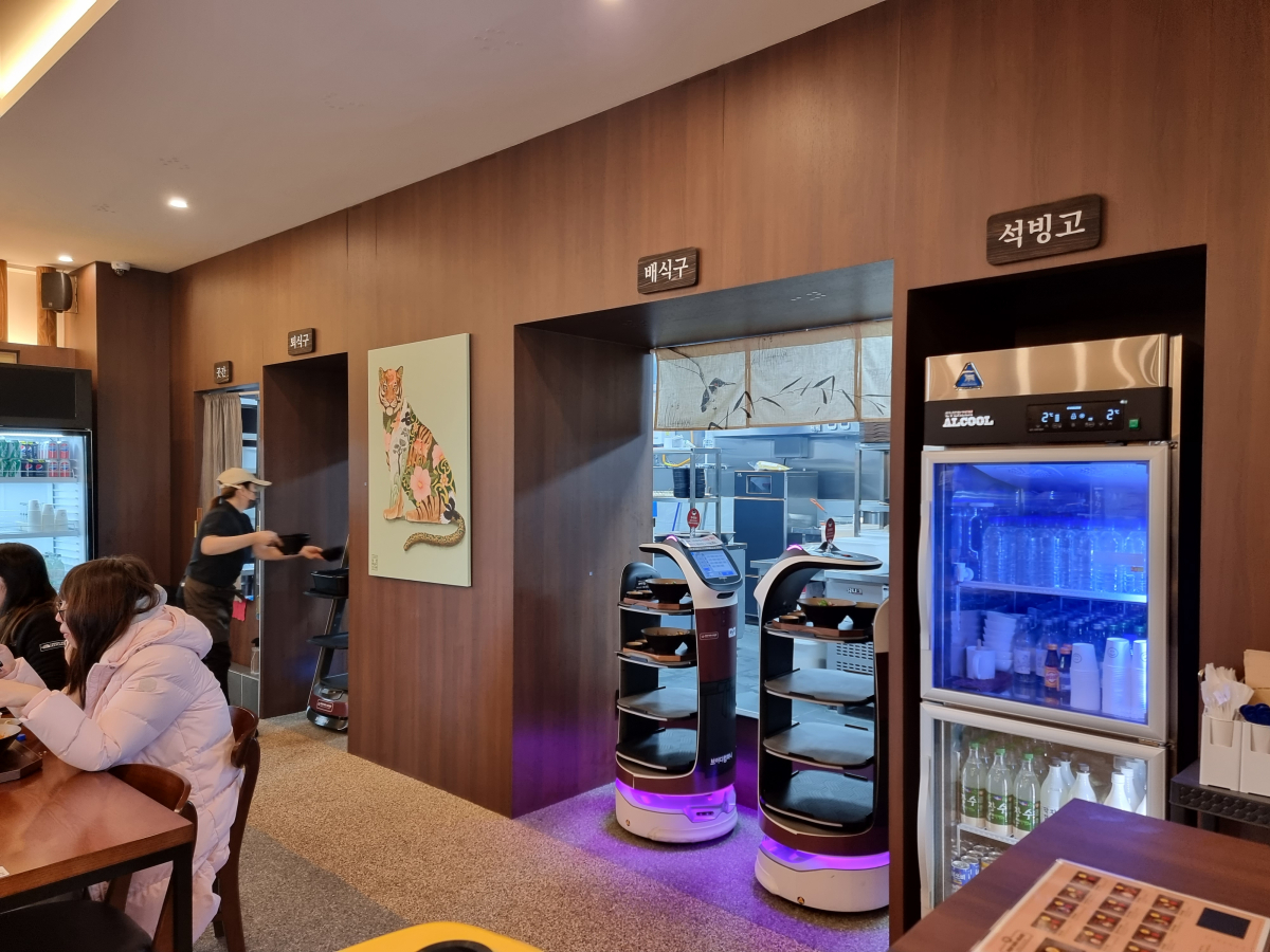 ▲브이디컴퍼니의 서빙로봇 '벨라봇'이 나를 음식을 전달받기 위해 배식구 앞에서 기다리고 있다. (구예지 기자(sunrise@))