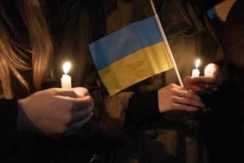 ▲미국 뉴욕에 위치한 러시아 영사관 앞에 23일(현지시간) 사람들이 모여 촛불을 들고 우크라이나 지지를 하고 있다. 뉴욕/EPA연합뉴스 
