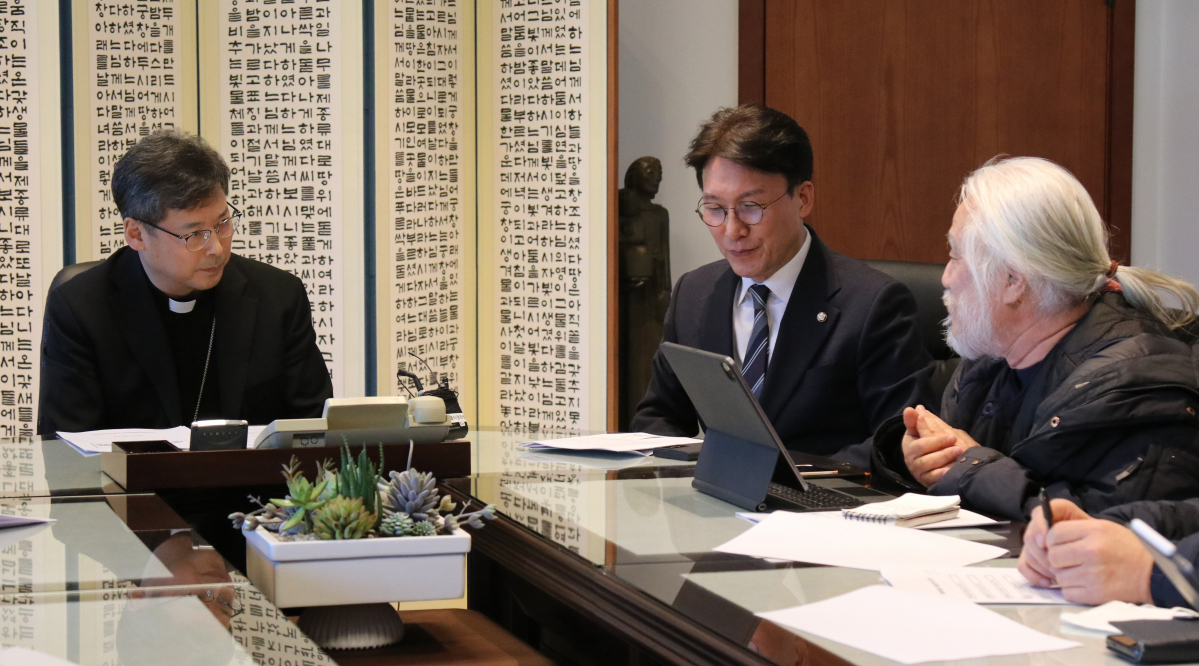 ▲천주교 서울대교구장 정순택(사진 맨왼쪽) 대주교가 24일 서울 중구 명동 서울대교구청 교구장 접견실에서 박경석(사진 맨오른쪽) 전국장애인차별철폐연대(전장연) 공동대표를 만나고 있다. (사진출처=연합뉴스)