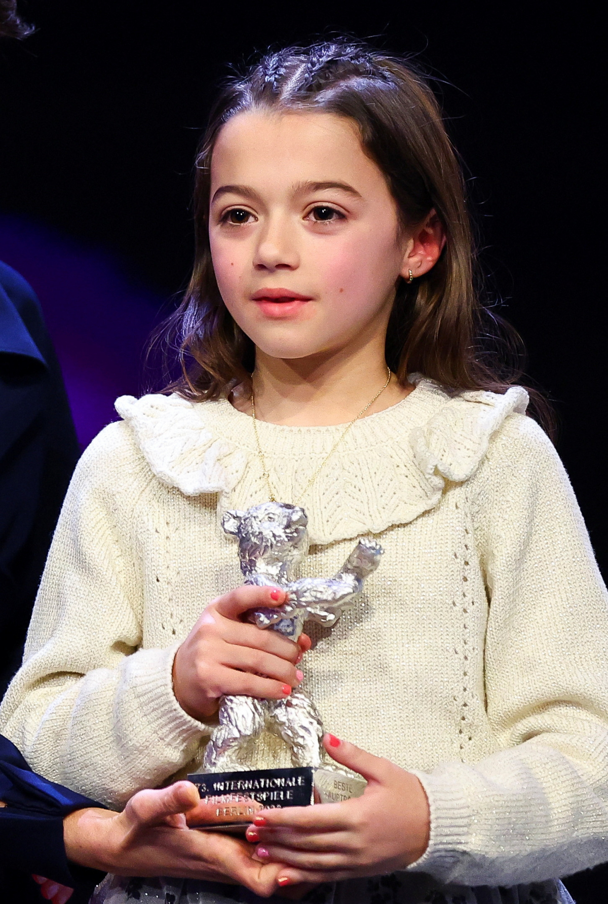 ▲베를린 영화제 주연상을 거머쥔 아역배우 소피아 오테로가 포즈를 취하고 있다. 로이터 연합뉴스