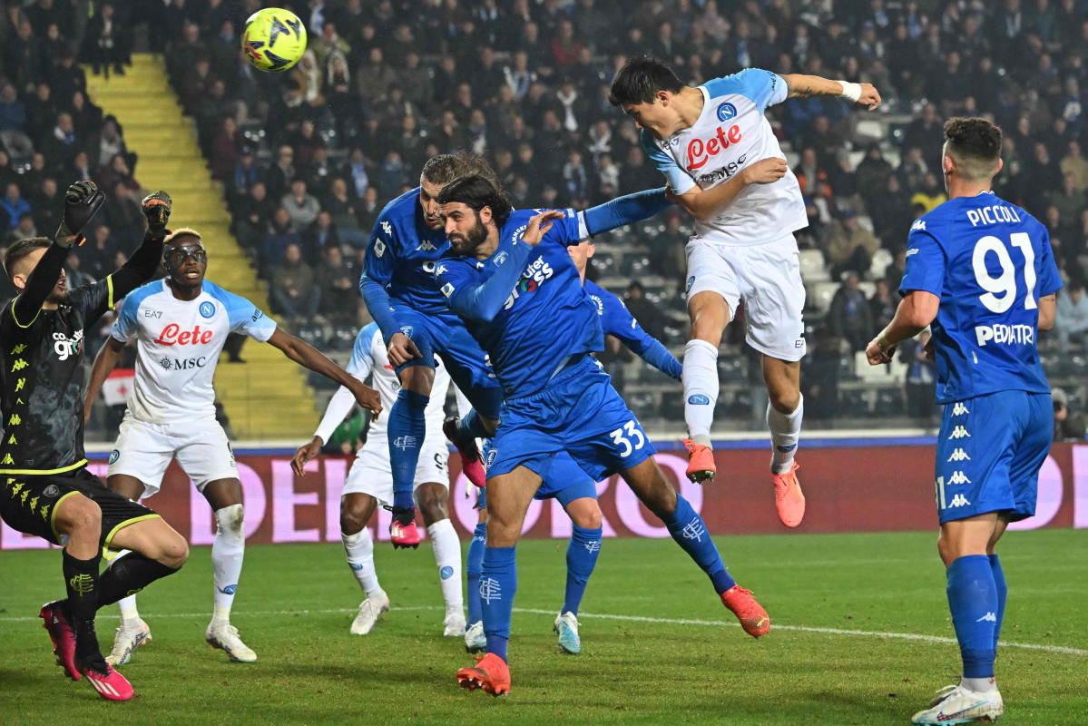 ▲나폴리의 김민재가 왼쪽 코너킥을 뛰오르면 헤더로 연결했지만 공은 크로스바를 맞고 골라인 바로 앞에 떨어져 아쉬움을 삼켰다. AFP 연합뉴스