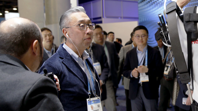 ▲박지원 두산그룹 부회장이 미국 ‘CES 2020’ 현장에서 글로벌 모빌리티 기업 전시관을 방문해 최신 기술 현황을 살피고 있다. (사진제공=두산그룹)