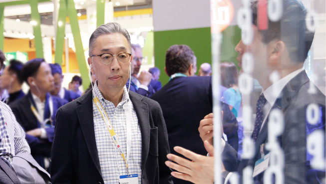 ▲박지원 두산그룹 부회장이 독일 ‘하노버 메세 2019’ 현장을 방문해 글로벌 엔지니어링 기업의 발전용 사물인터넷 솔루션에 대한 설명을 듣고 있다. (사진제공=두산그룹)