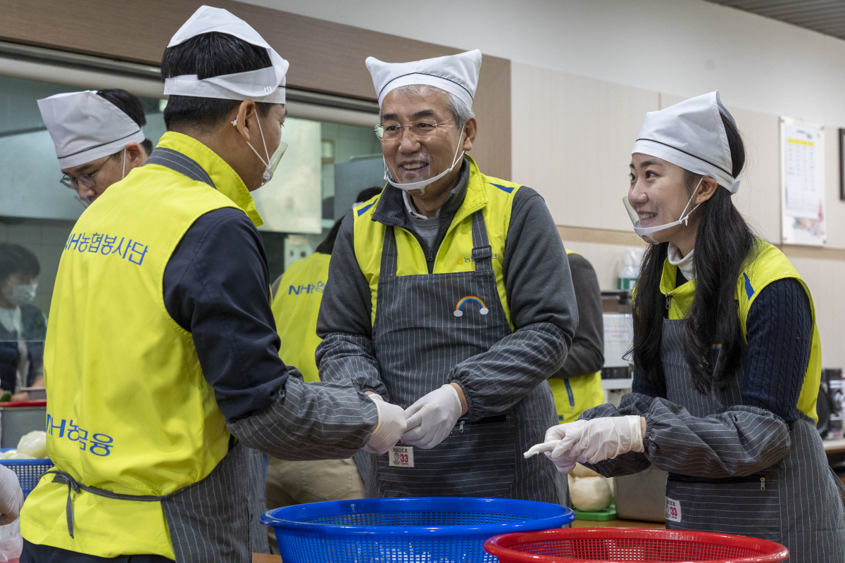 ▲NH농협금융은 24일, 경기도 소재 장애인복지시설 무지개동산 예가원에서 농산물 나눔 및 봉사활동을 실시했다. 이석준 NH농협금융지주 회장(가운데)과 봉사단원이 입소자들의 점심식사를 위한 재료 손질을 하고 있다.