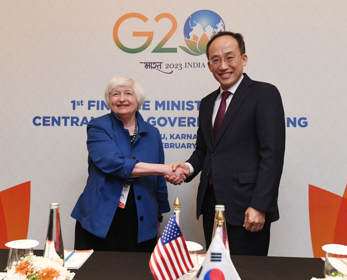 ▲G20재무장관 중앙은행총재회의에 참석차 인도 벵갈루루를 방문중인 추경호 부총리 겸 기획재정부 장관이 2월 25일(현지시간) 재닛 열런 미국 재무장관과 면담에 앞서 악수하며 인사를 하고 있다. (사진제공=기획재정부)