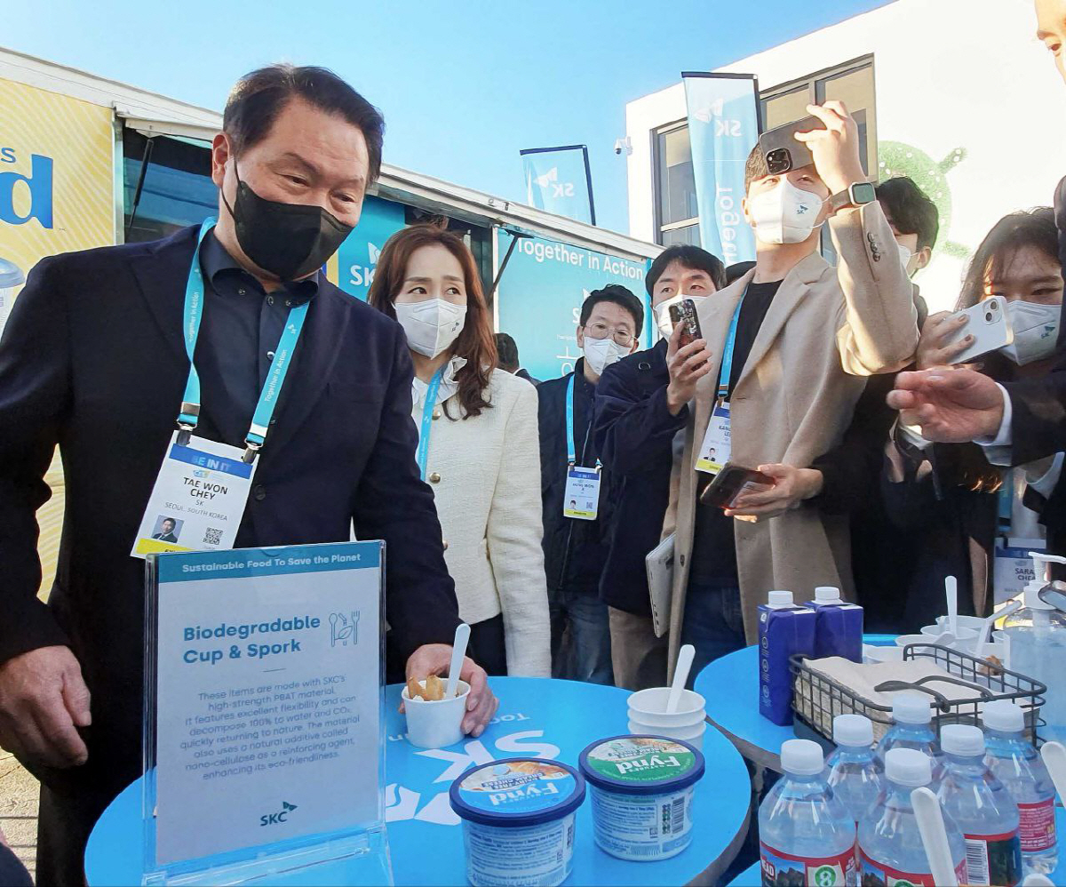 ▲최태원 SK그룹 회장이 지난달 6일 미국 라스베이거스에서 열린 ‘CES 2023’ 야외 전시장의 ‘SK 푸드트럭’에서 발효 단백질로 만든 크림치즈를 시식하고 있다. (사진제공=SK)
