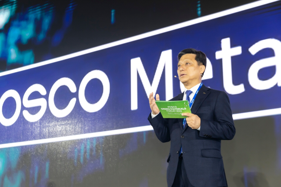 ▲포스코가 메타버스 기반의 마케팅 디지털 전환을 추진한다. 김학동 부회장이 지난해 11월 1일 인천 송도 컨벤시아에서 개최한 2022 친환경소재포럼에서 포스코 메타버스 비전 및 준비과정에 대해 설명하고 있다.(사진제공=포스코)
