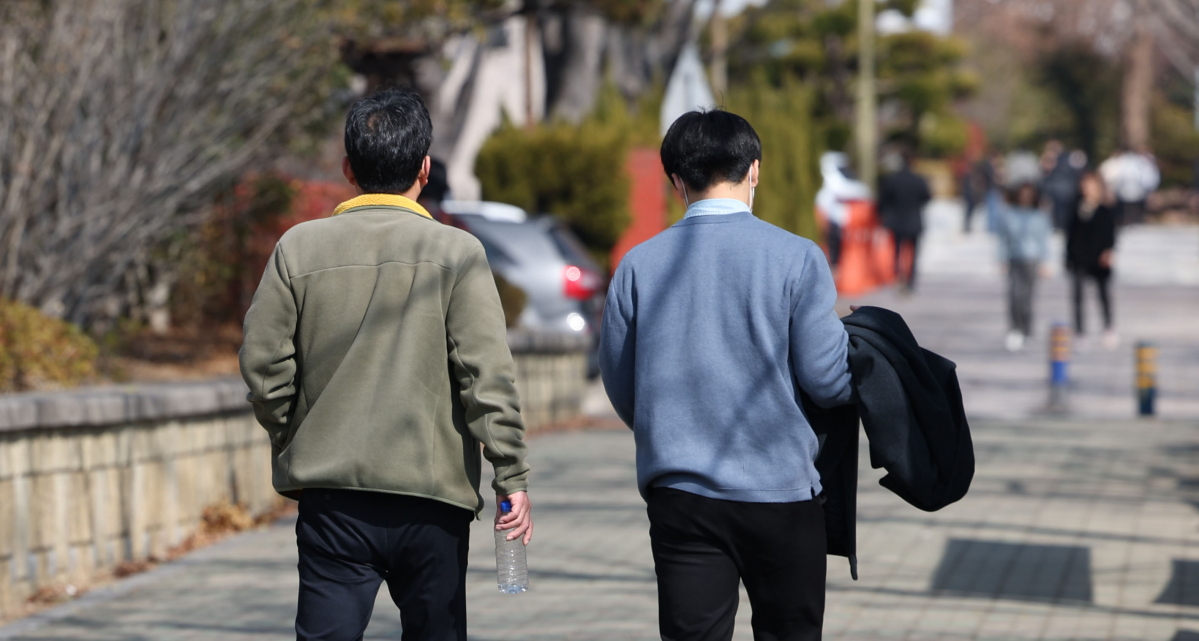 ▲시민이 창원시 성산구 경남도교육청 주변 길을 걷고 있는 모습. (연합뉴스)