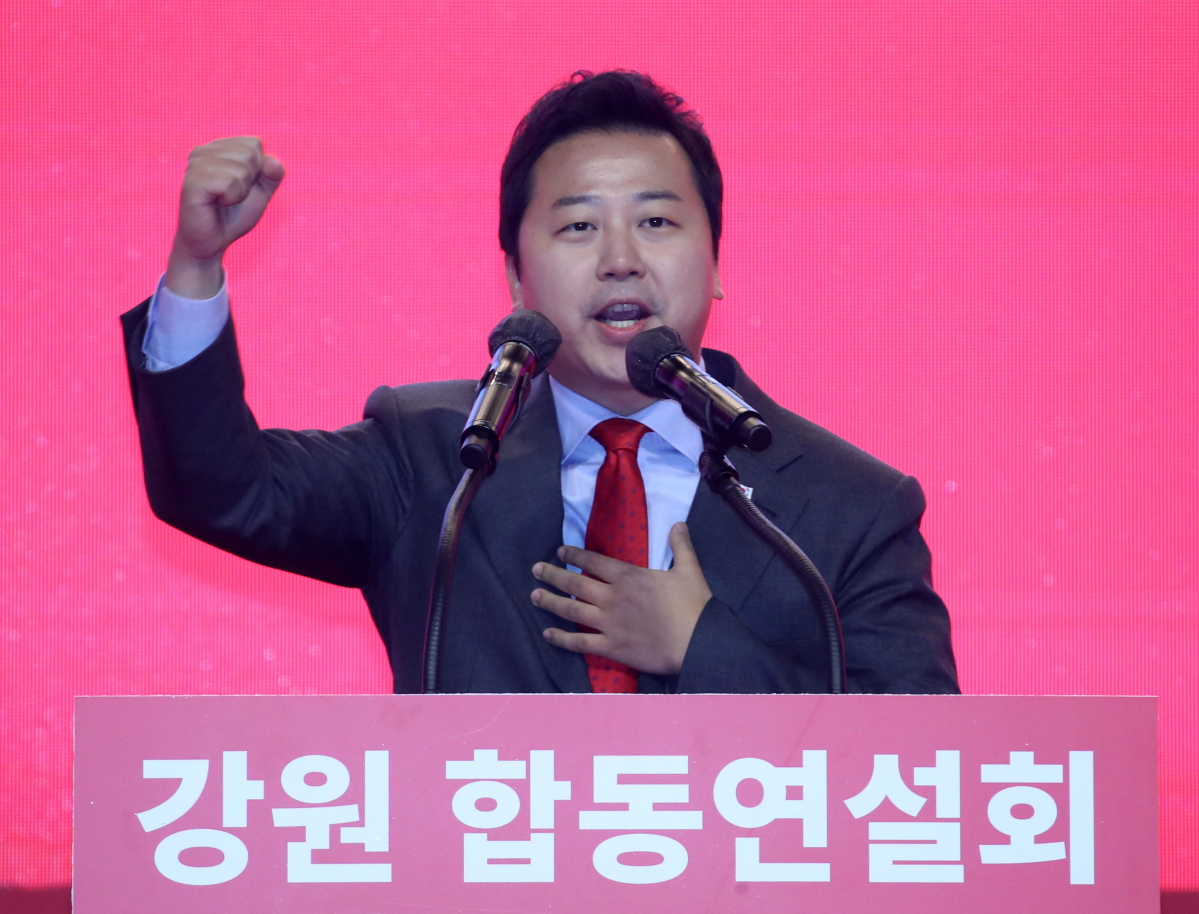 ▲[홍천=뉴시스] 고범준 기자 = 장예찬 국민의힘 청년최고위원 후보가 23일 오후 강원 홍천군 홍천종합체육관에서 열린 힘내라 대한민국! 국민의힘 제3차 전당대회 강원 합동연설회에서 정견발표를 하고 있다. 2023.02.23. bjko@newsis.com