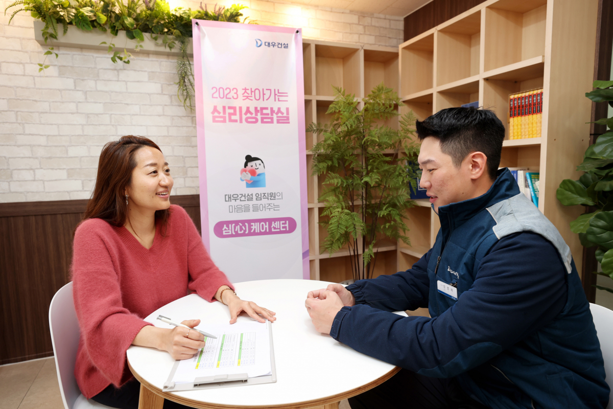 ▲‘찾아가는 심리상담실’ 상담사가 스트레스 지수를 측정하고 있는 모습 (자료제공=대우건설)