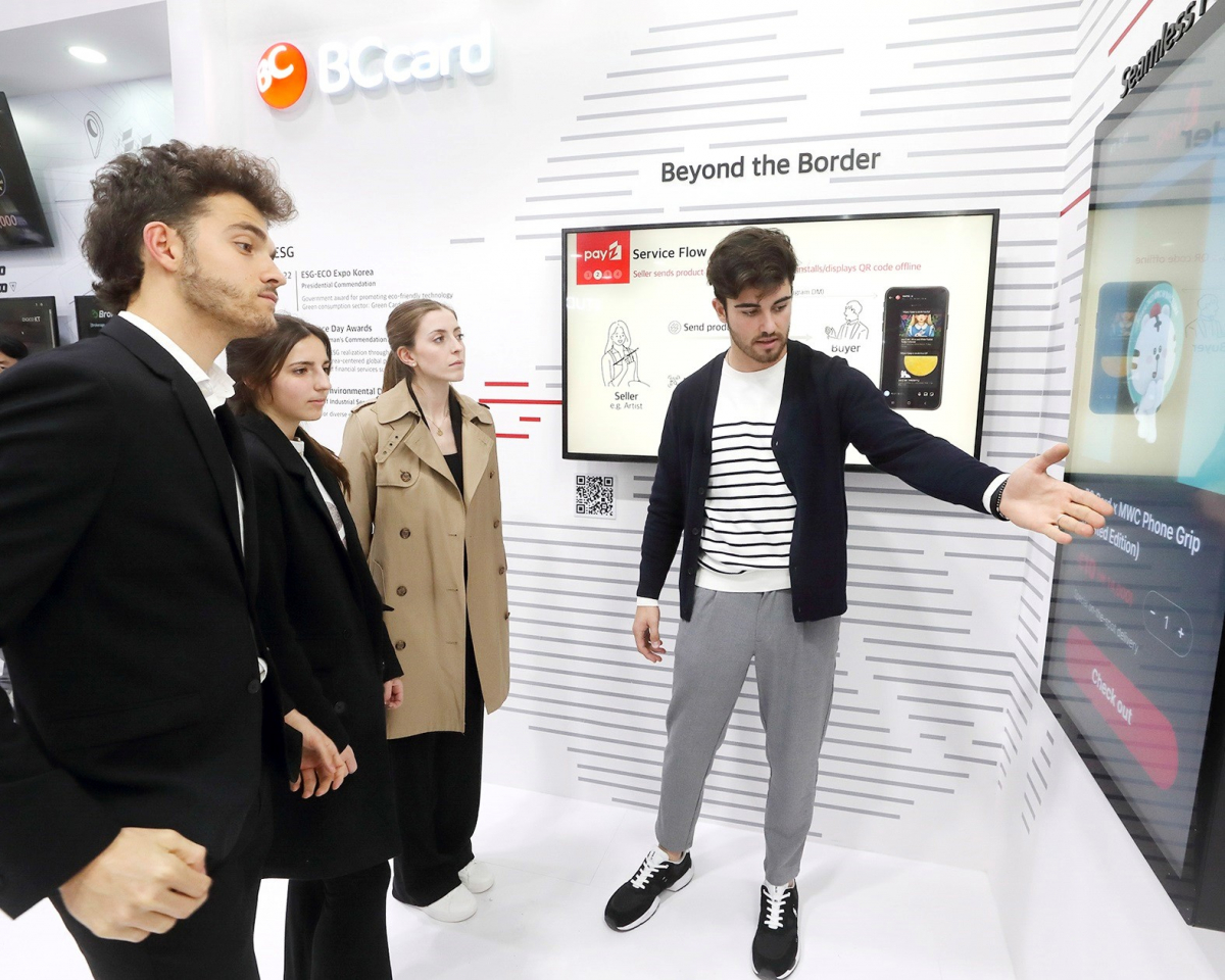 ▲BC카드 관계자가 27일부터 2일까지 스페인 바르셀로나에서 개최되는 ‘모바일월드콩그레스(MWC) 2023’ 방문자에게 모바일 기반 국가간 결제망 시스템에 대해 설명하고 있다.