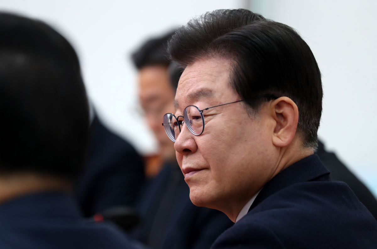 ▲이재명 더불어민주당 대표가 27일 오전 서울 여의도 국회에서 열린 최고위원회의에 참석해 박홍근 원내대표의 발언을 듣고 있다.  (국회사진기자단)