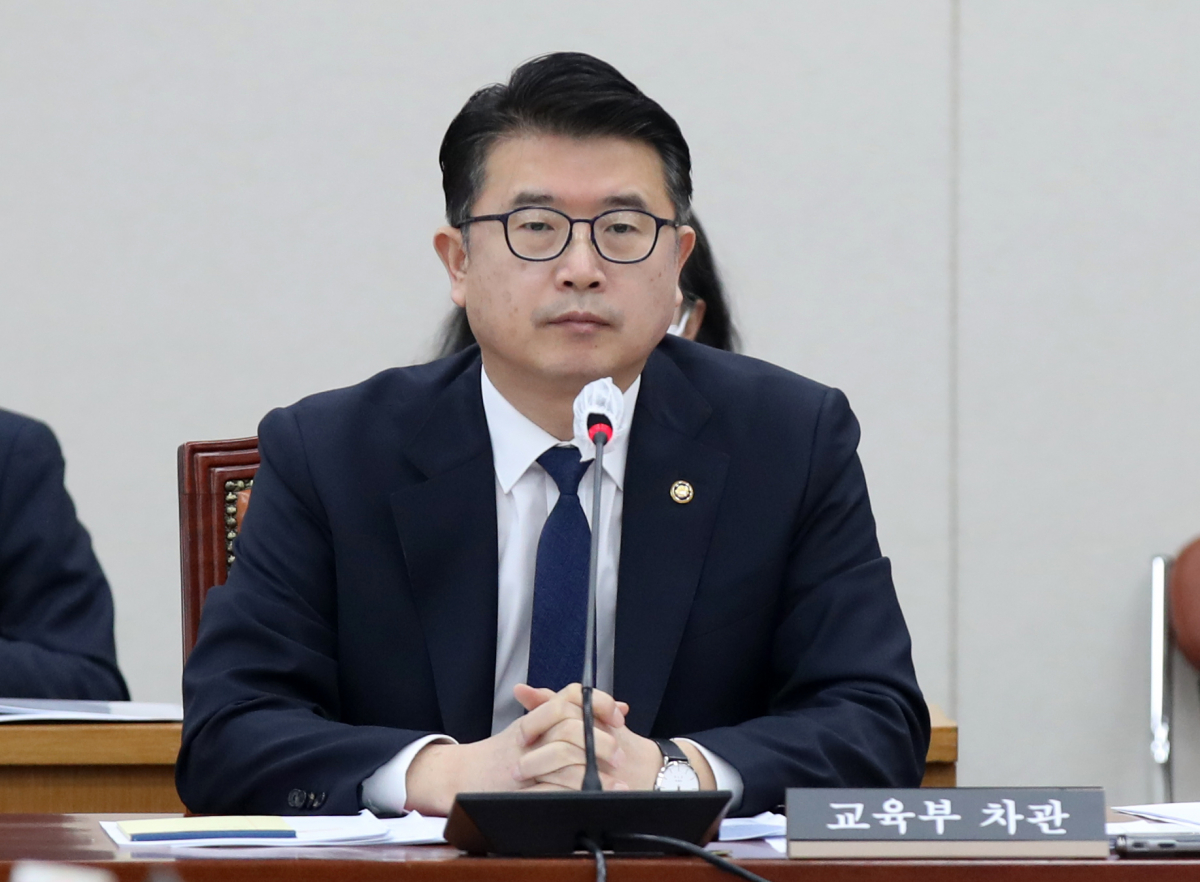 ▲장상윤 교육부 차관이 27일 오전 서울 여의도 국회에서 열린 교육위원회 전체회의에서 유기홍 교육위원회 위원장의 발언을 듣고 있다.  (뉴시스)