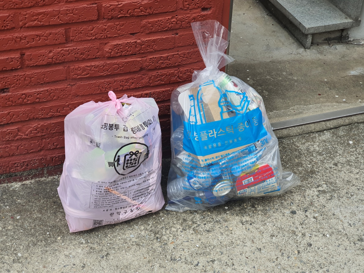 ▲재활용 전용봉투에 담겨 배출된 재활용 쓰레기. (자료제공=관악구)