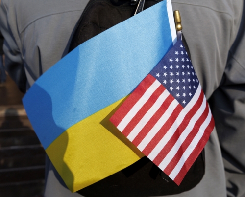 ▲미국 보스턴에서 26일(현지시간) 열린 우크라이나 지지 집회에 한 참가자가 미국과 우크라이나 국기를 가방에 매달고 있다. 보스턴/EPA연합뉴스
