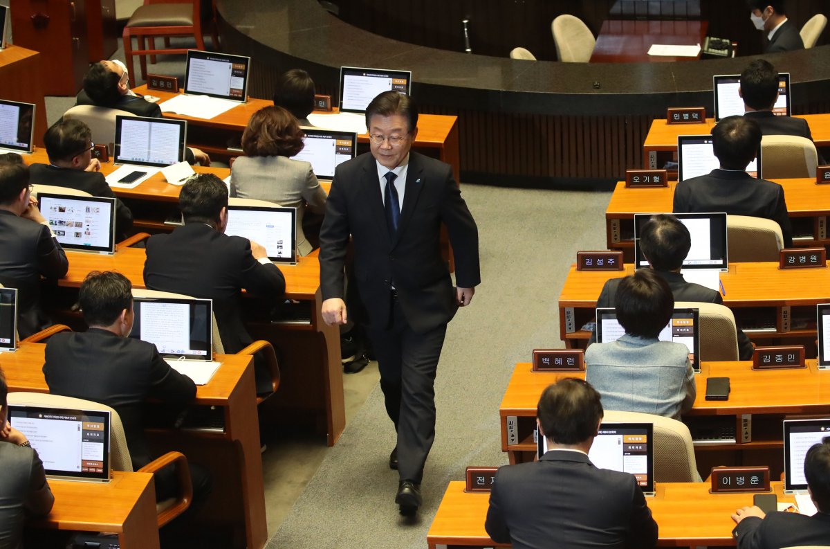 ▲이재명 더불어민주당 대표가 27일 오후 서울 여의도 국회 본회의장에서 열린 제403회국회(임시회) 제8차 본회의에서 본인의 체포동의안에 대한 신상 발언을 마치고 자리로 향하고 있다.  (국회사진기자단)