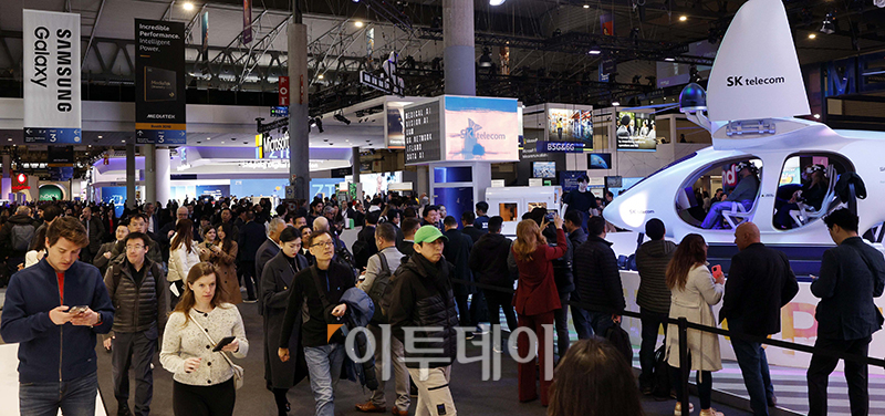 ▲이번 MWC에서는 인공지능(AI) 로봇 등 통신사들의 탈통신 행보와 더불어 망 사용료가 최대 화두가 될 전망이다. (바르셀로나=사진공동취재단)