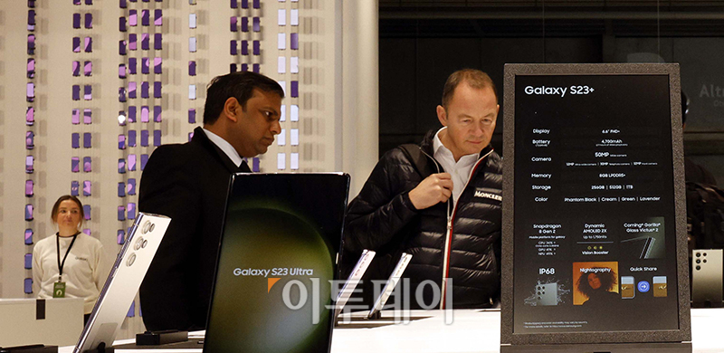 ▲삼성전자 전시장 둘러보는 관람객. (바르셀로나=사진공동취재단)