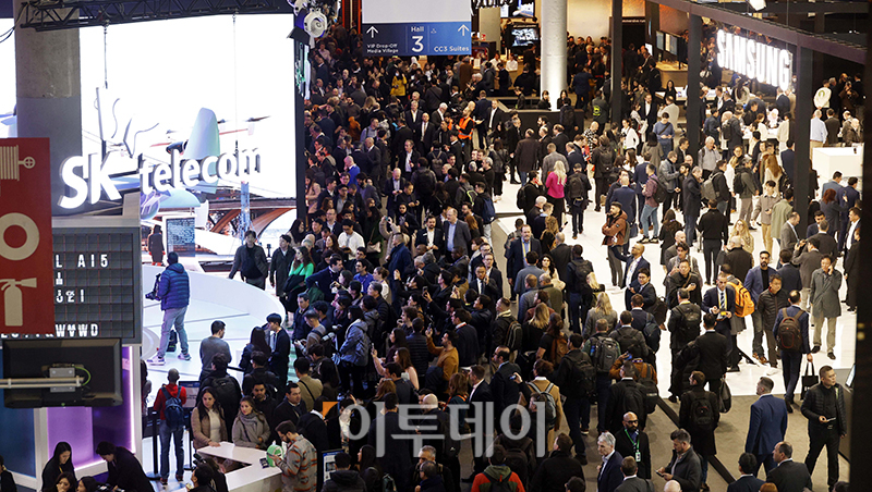 ▲스페인 바르셀로나 피라 그란 비아에 설치된 한국 기업 전시장들.  (바르셀로나=사진공동취재단)