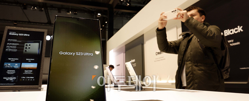 ▲갤럭시S23 울트라 살펴보는 관람객. (바르셀로나=사진공동취재단)