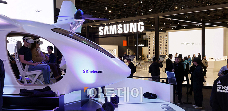 ▲SKT는 UAM 기체 선도기업 ‘조비 에비에이션’의 기체를 기반으로 제작한 실물 사이즈의 UAM 모형 기체를 전시한다. (바르셀로나=사진공동취재단)