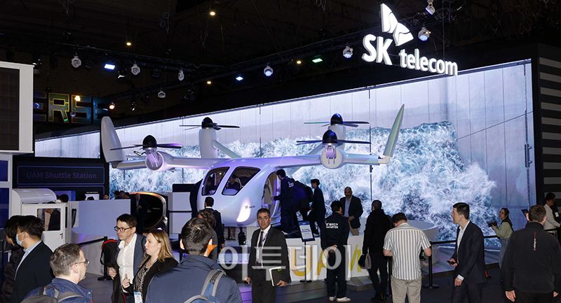 ▲관람객들은 비행 시뮬레이터를 통해 직접 항공기를 조정하며 2030년의 서울과 부산을 실제 비행하는 듯한 경험을 할 수 있다.  (바르셀로나=사진공동취재단)