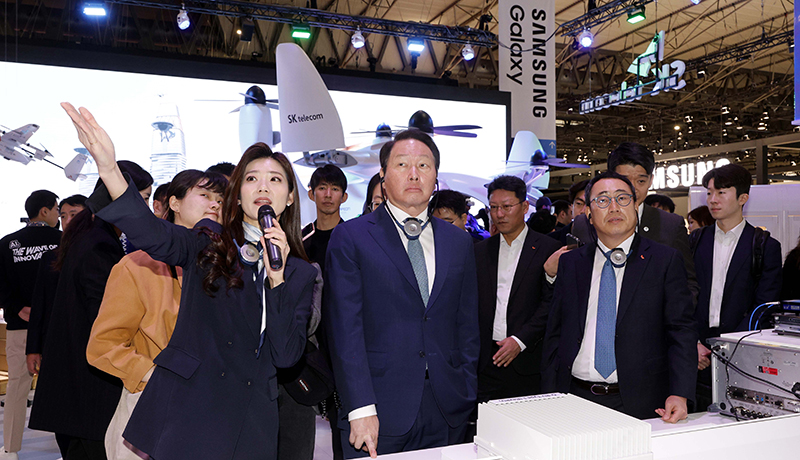 ▲2030부산세계박람회(엑스포) 유치 활동을 위해 유럽을 방문 중인 최 회장과 유 대표는 개막 직후 전시관을 둘러보며 AI 에이전트 '에이닷' 시연, 데이터 AI 리트머스, AI 반도체 사피온 등 AI 기술에 관심을 보였다. (바르셀로나=사진공동취재단)