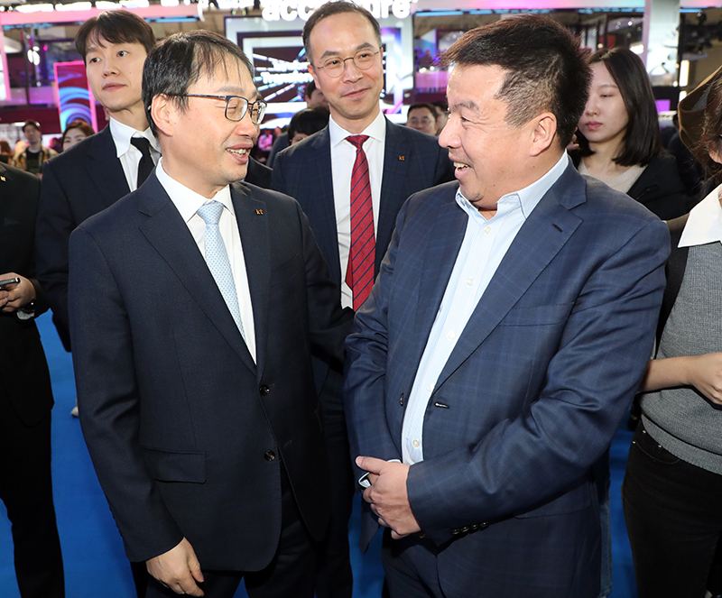 ▲구현모(왼쪽) KT 대표가 개막 첫날 KT 전시장을 찾아 데니스 앤서니 컨버지 ICT 솔루션즈 최고경영자와 인사하고 있다.   (바르셀로나=사진공동취재단)