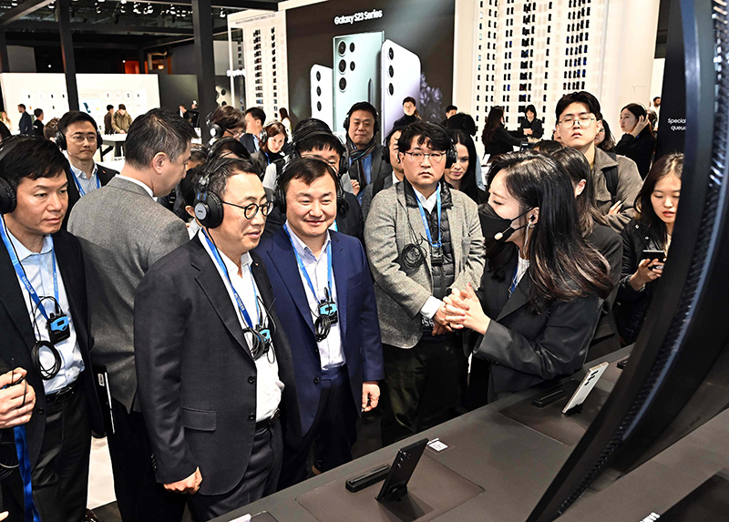 ▲삼성전자 전시부스를 찾은 유 대표와 노 사장은 "갤럭시S23은 현존하는 최고의 폰" 이라며 갤럭시S23의 카메라 성능에 덕담을 주고 받았다. (바르셀로나=사진공동취재단)