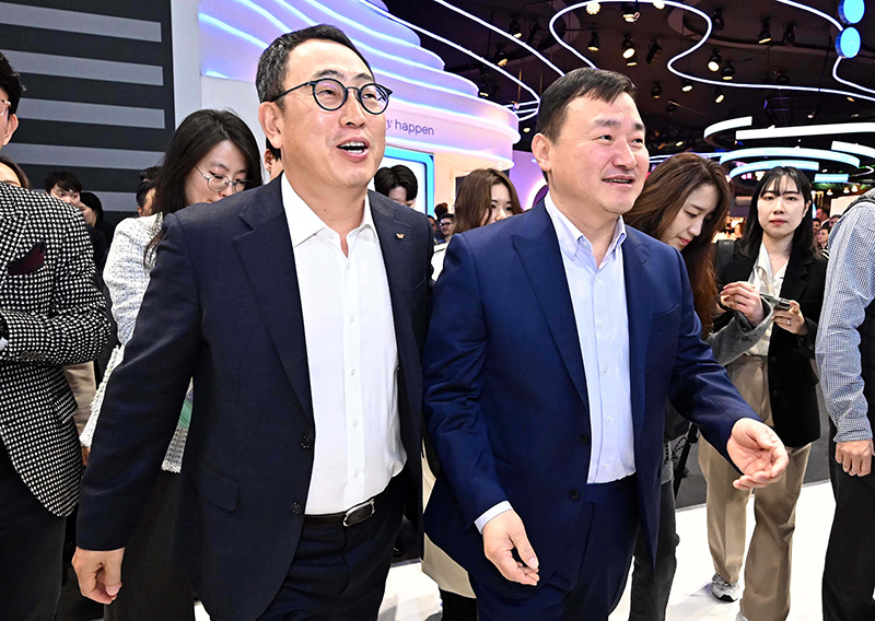 ▲노태문(오른쪽) 삼성전자 사장(MX사업부)과 유영상 SKT 대표가 개막 첫날인 27일 삼성전자 IM사업부 전시 부스를 함께 참관하고 있다.  (바르셀로나=사진공동취재단)